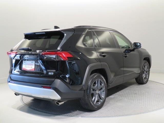 ＲＡＶ４ ハイブリッドアドベンチャー　衝突被害軽減システム　バックカメラ　ＥＴＣ　ミュージックプレイヤー接続可　電動シート　オートクルーズコントロール　ＬＥＤヘッドランプ　スマートキー　キーレス　４ＷＤ　ハイブリッド　ワンオーナー（6枚目）