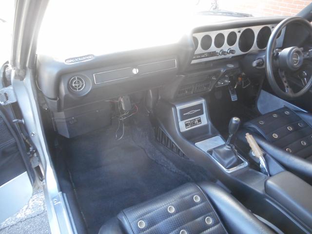 スカイライン ２．０ＧＴ－Ｘ　ケンメリＲ仕様　全面白ガラス　前後車高調（27枚目）