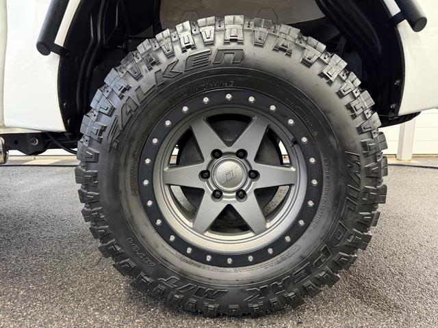 ハイラックス Ｚ　前後リフトアップ　ＳＣＳ１７インチホイール　ＭＴタイヤ２８５／７０Ｒ１７　純正ベッドライナ―　ハードトノカバー　社外サイドステップ　ＳＵＸＯＮサイド出しマフラー　　バグガード　フロント・サイドカメラ（11枚目）