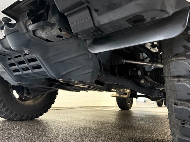 ハイラックス Ｚ　前後リフトアップ　ＳＣＳ１７インチホイール　ＭＴタイヤ２８５／７０Ｒ１７　純正ベッドライナ―　ハードトノカバー　社外サイドステップ　ＳＵＸＯＮサイド出しマフラー　　バグガード　フロント・サイドカメラ（14枚目）