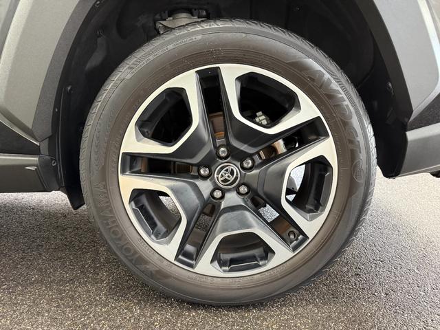 ＲＡＶ４ アドベンチャー　パノラマルーフ　パノラミックビューモニター　メーカーオプションディスプレイオーディオ　シートベンチレーション　ステアリングヒーター　ＥＴＣ２．０　純正１９インチアルミホイール（12枚目）