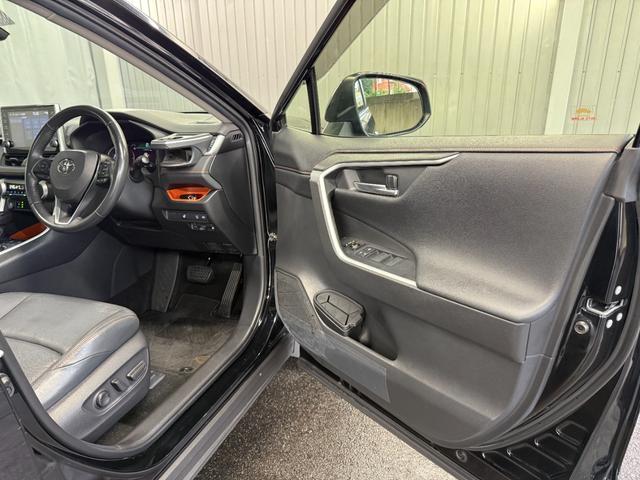 ＲＡＶ４ アドベンチャー　パノラマルーフ　パノラミックビューモニター　メーカーオプションディスプレイオーディオ　シートベンチレーション　ステアリングヒーター　ＥＴＣ２．０　純正１９インチアルミホイール（39枚目）