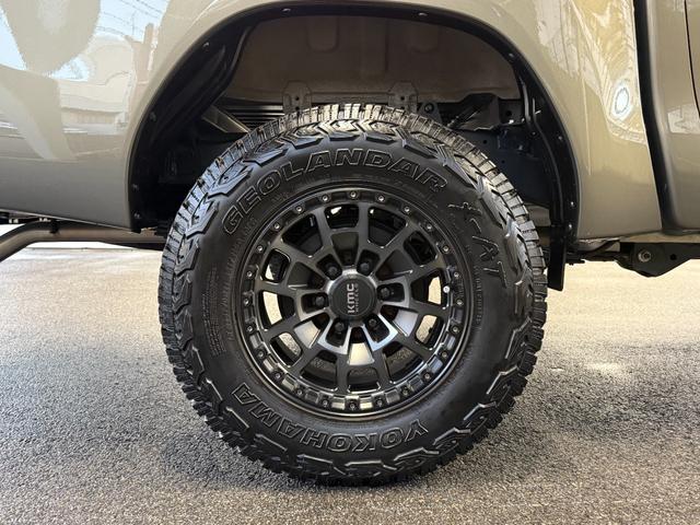 ＫＭＣ（ＳＵＭＭＩＴ）ホイールにジオランダーＸーＡＴ２６５／７０Ｒ１７タイヤになっております。