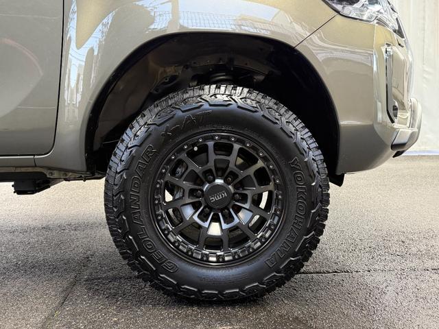 ＫＭＣ（ＳＵＭＭＩＴ）ホイールにジオランダーＸーＡＴ２６５／７０Ｒ１７タイヤになっております。