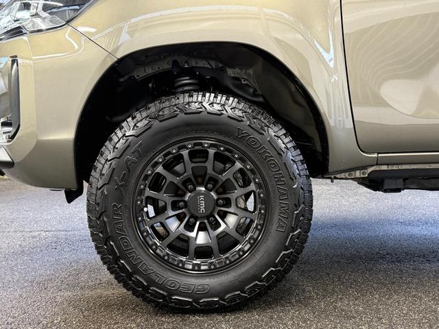 ＫＭＣ（ＳＵＭＭＩＴ）ホイールにジオランダーＸーＡＴ２６５／７０Ｒ１７タイヤになっております。