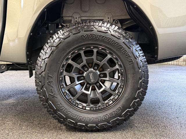 ＫＭＣ（ＳＵＭＭＩＴ）ホイールにジオランダーＸーＡＴ２６５／７０Ｒ１７タイヤになっております。