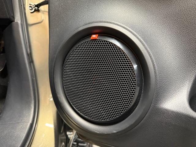 オプションＪＢＬスピーカー取り付け済みです。