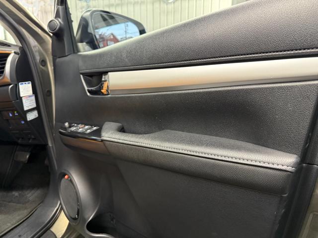 レザーアームレスト交換済みです。