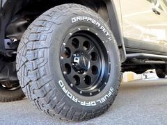 ホイールはＰＲＯＣＯＭＰ社の１７インチを装着！ＦＵＥＬ　ＯＦＦＲＯＡＤ　ＧＲＩＰＰＥＲ　Ａ／ＴＩＩ　のタイヤとのコンビでよりワイルドな印象になっています♪ 3