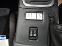 シートヒーターが運転席だけでなく助手席側にも付いています　運転者と別のスイッチなので、助手席側だけ温めることもできます　助手席の方にも優しく嬉しい装備です