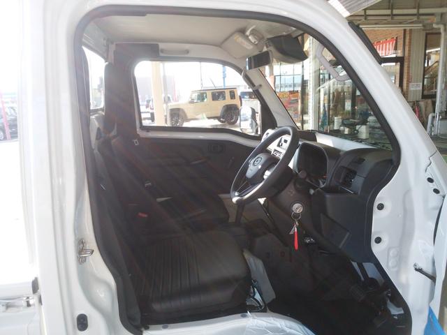 ハイゼットトラック スタンダード　届出済未使用車　被害軽減ブレーキ　４ＷＤ車　ラジオ　マニュアルエアコン　コーナーセンサー　ハロゲンヘッドライト　スーパーＵＶカットガラス（フロントガラス）　パワステ　板キー（11枚目）