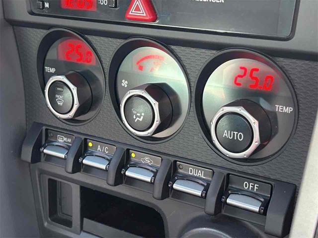 ８６ ＧＴ　ＥＴＣ　バックカメラ　アルパインフルセグナビ　クリアランスソナー　ＭＴ　オートライト　スマートキー　電動格納ミラー　アルミホイール　盗難防止システム　衝突安全ボディ　ＡＢＳ　ＥＳＣ　ＣＤ　ＤＶＤ再生（32枚目）