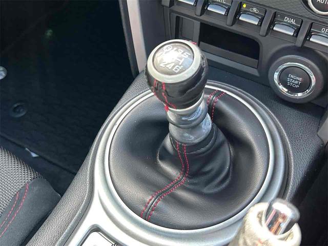 ８６ ＧＴ　ＥＴＣ　バックカメラ　アルパインフルセグナビ　クリアランスソナー　ＭＴ　オートライト　スマートキー　電動格納ミラー　アルミホイール　盗難防止システム　衝突安全ボディ　ＡＢＳ　ＥＳＣ　ＣＤ　ＤＶＤ再生（34枚目）
