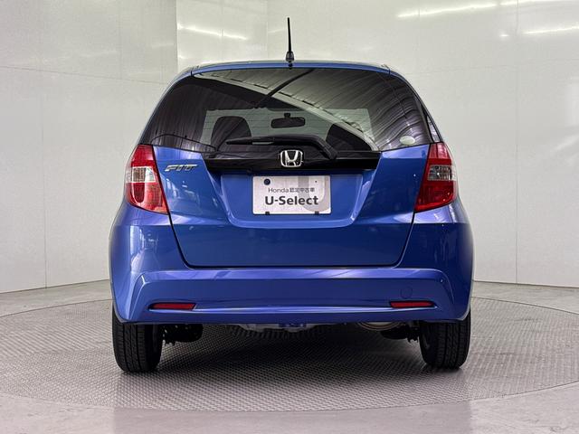 フィット Ｇ　ＡＭＦＭチューナー付ＣＤプレーヤー　ＵＳＢ接続ジャック　ビデオインプットジャック　運転席助手席エアバッグ　キーレスキー　社外アルミホイール　走行６５，８７７キロ（7枚目）