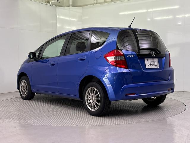 フィット Ｇ　ＡＭＦＭチューナー付ＣＤプレーヤー　ＵＳＢ接続ジャック　ビデオインプットジャック　運転席助手席エアバッグ　キーレスキー　社外アルミホイール　走行６５，８７７キロ（8枚目）