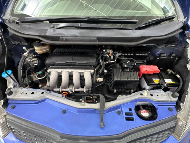 フィット Ｇ　ＡＭＦＭチューナー付ＣＤプレーヤー　ＵＳＢ接続ジャック　ビデオインプットジャック　運転席助手席エアバッグ　キーレスキー　社外アルミホイール　走行６５，８７７キロ（11枚目）