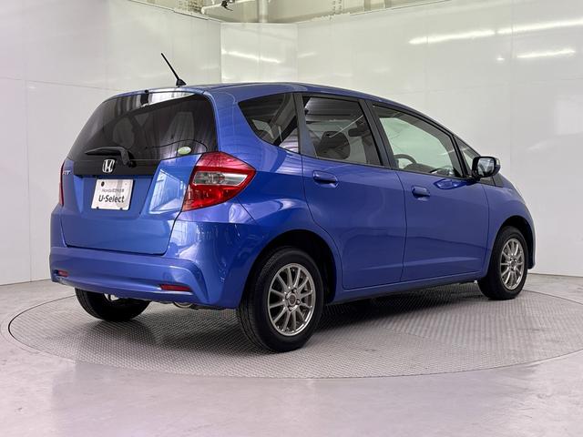 フィット Ｇ　ＡＭＦＭチューナー付ＣＤプレーヤー　ＵＳＢ接続ジャック　ビデオインプットジャック　運転席助手席エアバッグ　キーレスキー　社外アルミホイール　走行６５，８７７キロ（13枚目）