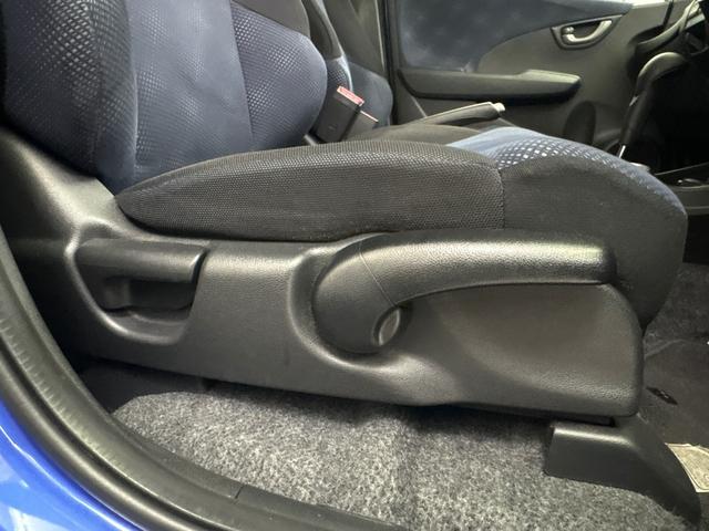 フィット Ｇ　ＡＭＦＭチューナー付ＣＤプレーヤー　ＵＳＢ接続ジャック　ビデオインプットジャック　運転席助手席エアバッグ　キーレスキー　社外アルミホイール　走行６５，８７７キロ（15枚目）