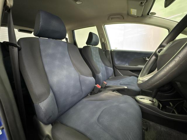 フィット Ｇ　ＡＭＦＭチューナー付ＣＤプレーヤー　ＵＳＢ接続ジャック　ビデオインプットジャック　運転席助手席エアバッグ　キーレスキー　社外アルミホイール　走行６５，８７７キロ（16枚目）