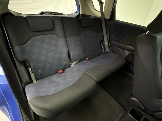 フィット Ｇ　ＡＭＦＭチューナー付ＣＤプレーヤー　ＵＳＢ接続ジャック　ビデオインプットジャック　運転席助手席エアバッグ　キーレスキー　社外アルミホイール　走行６５，８７７キロ（17枚目）