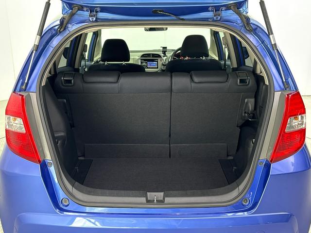 フィット Ｇ　ＡＭＦＭチューナー付ＣＤプレーヤー　ＵＳＢ接続ジャック　ビデオインプットジャック　運転席助手席エアバッグ　キーレスキー　社外アルミホイール　走行６５，８７７キロ（18枚目）