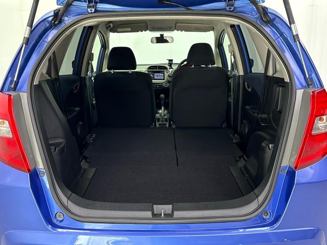 フィット Ｇ　ＡＭＦＭチューナー付ＣＤプレーヤー　ＵＳＢ接続ジャック　ビデオインプットジャック　運転席助手席エアバッグ　キーレスキー　社外アルミホイール　走行６５，８７７キロ（19枚目）