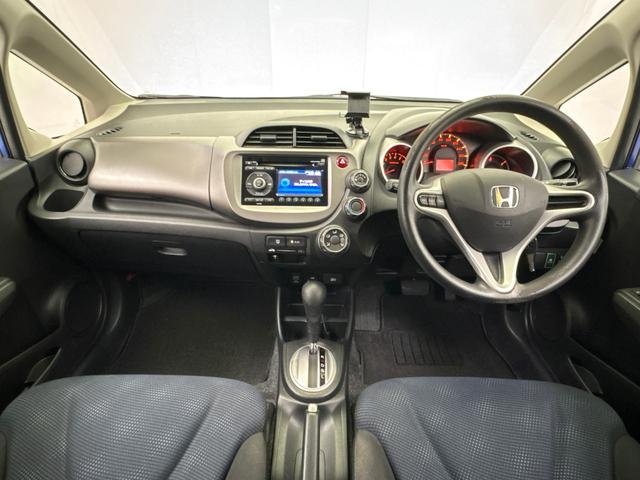 フィット Ｇ　ＡＭＦＭチューナー付ＣＤプレーヤー　ＵＳＢ接続ジャック　ビデオインプットジャック　運転席助手席エアバッグ　キーレスキー　社外アルミホイール　走行６５，８７７キロ（20枚目）