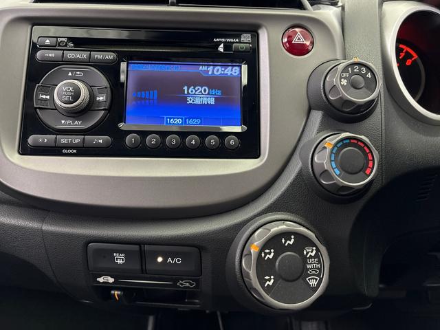 フィット Ｇ　ＡＭＦＭチューナー付ＣＤプレーヤー　ＵＳＢ接続ジャック　ビデオインプットジャック　運転席助手席エアバッグ　キーレスキー　社外アルミホイール　走行６５，８７７キロ（25枚目）
