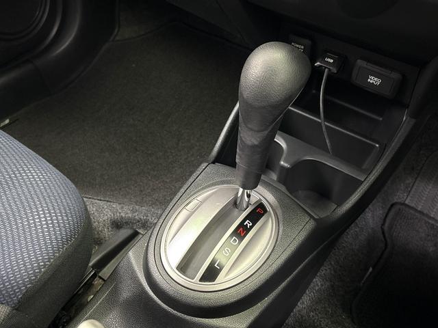 フィット Ｇ　ＡＭＦＭチューナー付ＣＤプレーヤー　ＵＳＢ接続ジャック　ビデオインプットジャック　運転席助手席エアバッグ　キーレスキー　社外アルミホイール　走行６５，８７７キロ（28枚目）