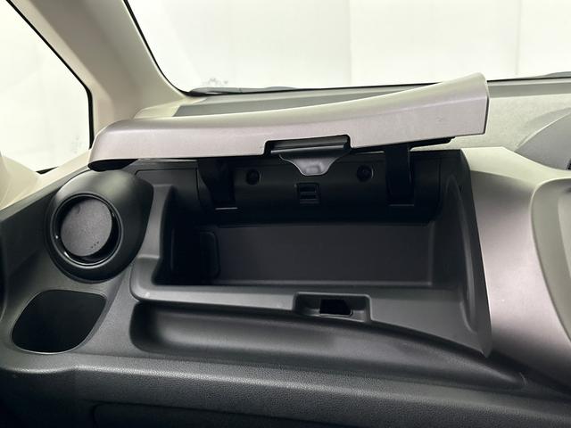 フィット Ｇ　ＡＭＦＭチューナー付ＣＤプレーヤー　ＵＳＢ接続ジャック　ビデオインプットジャック　運転席助手席エアバッグ　キーレスキー　社外アルミホイール　走行６５，８７７キロ（29枚目）