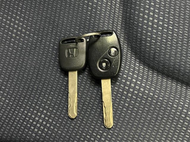 フィット Ｇ　ＡＭＦＭチューナー付ＣＤプレーヤー　ＵＳＢ接続ジャック　ビデオインプットジャック　運転席助手席エアバッグ　キーレスキー　社外アルミホイール　走行６５，８７７キロ（31枚目）