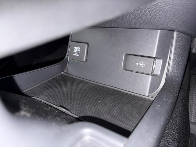 シビック ハッチバックホンダセンシング 6速マニュアルシフト 純正メモリーナビ バックモニター 地デジチューナー ミュージックラック Bluetooth対応 LEDヘッドライト 純正アルミホイール(27枚目)