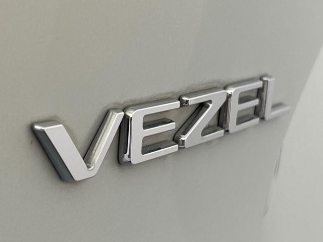 ヴェゼル ｅ：ＨＥＶＺ　純正メモリーナビ　地デジチューナー　ミュージックラック　Ｂｌｕｅｔｏｏｔｈ対応　ワイヤレス充電器　バックモニター　電動リアゲート　純正ドライブレコーダー（11枚目）