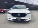 CX-5のフロントフェイスはワイドスタンスにしながらもスタイリッシュさを両立させています。メッシュ調のグリルもSUVの中にもスポーティに仕上げたデザインになります。