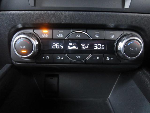 ワンタッチで快適な室温にできるフルオートエアコンを装備。さらに快適にお乗りいただけるように、運転席と助手席の設定温度を別々に設定することができます。「寒い」「暑い」というやり取りが解消されます。
