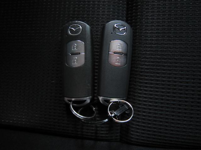 ドアの解錠、施錠、エンジンスタートまで手軽に楽々行えるスマートキーを装備！鍵を携帯していれば取り出さなくてもスマートに乗り込めます。エンジンは、プッシュスタートで始動し、運転までの手間を取らせません。