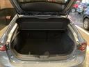 トランクルームは２人分の小旅行へ行くのに十分なスペース。リアシートを倒してスペースを拡大できます。