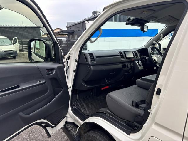 ハイエースバン 　リフト付バン２．０ロング　ＴＳＳ　パノラミックモニター　デジタルミラー　メモリーナビ　ＥＴＣ（16枚目）