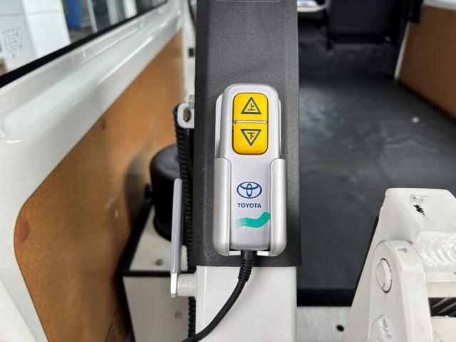 ハイエースバン 　リフト付バン２．０ロング　ＴＳＳ　パノラミックモニター　デジタルミラー　メモリーナビ　ＥＴＣ（30枚目）