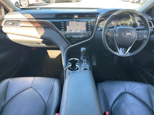 カムリ Ｇレザーパッケージ　パノラマムーンルーフ　ＢＳＭ　ＲＣＴＡ　イテリジェントクリソナ　禁煙車　１オーナー　黒革　シートヒーター　パワーシート　純正１８インチＡＷ　メーカーナビ　バックカメラ　セーフティセンスＰ　ＥＴＣ（2枚目）