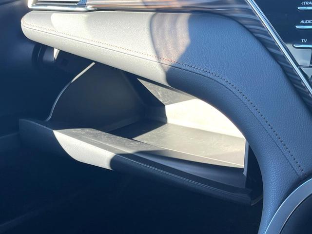 カムリ Ｇレザーパッケージ　パノラマムーンルーフ　ＢＳＭ　ＲＣＴＡ　イテリジェントクリソナ　禁煙車　１オーナー　黒革　シートヒーター　パワーシート　純正１８インチＡＷ　メーカーナビ　バックカメラ　セーフティセンスＰ　ＥＴＣ（52枚目）