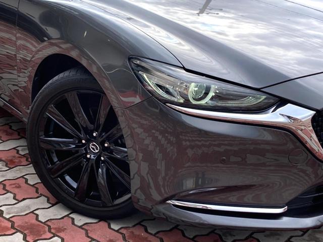 ＭＡＺＤＡ６セダン ２５Ｔ　ブラックトーンエディション　特別仕様　ガソリンターボ　ＢＯＳＥサウンド　禁煙車　赤革　シートヒーター　ブラックメッシュグリル　純正１９インチブラックメタリックＡＷ　マツダコネクトナビ　３６０度ビュー　ＡｐｐｌｅＣａｒＰｌａｙ（12枚目）