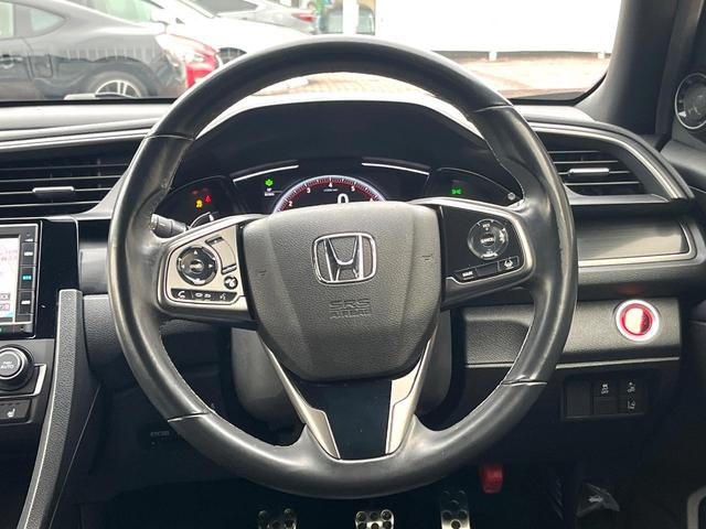 シビック ハッチバック 後期 6MT 禁煙車 ホンダセンシング 純正18インチアルミ LEDヘッド アダプティブクルーズコントロール シートヒーター 純正SDナビ バックカメラ スポーツペダル パワーシート ワンオーナー(11枚目)