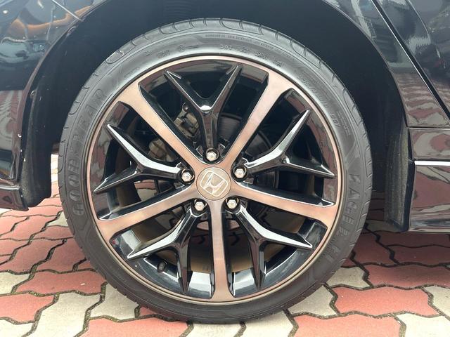 シビック ハッチバック 後期 6MT 禁煙車 ホンダセンシング 純正18インチアルミ LEDヘッド アダプティブクルーズコントロール シートヒーター 純正SDナビ バックカメラ スポーツペダル パワーシート ワンオーナー(30枚目)