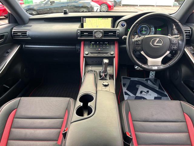 ＩＳ ＩＳ３００ｈブラックシークエンス　特別仕様　中期　ＴＲＤエアロ（Ｆ／Ｓ／Ｒ／リアスポ＆スポーツマフラー）　ＯＰボディ色　ムーンルーフ　フルＬＥＤヘッド　ＢＳＭ　ＲＣＴＡ　クリソナ　ステアリングヒーター　禁煙車　ツートン革　ＥＴＣ（2枚目）