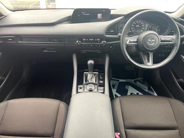 MAZDA3セダン 20Sプロアクティブ ツーリングセレクション 360度ビュー 禁煙車 クルージングトラフィックサポート パワーシート シートヒーター 8.8インチマツダコネクトナビ スマートブレーキ 革巻きステアリング ステアリングヒーター ブラッククロスシート(2枚目)