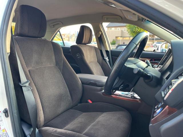 クラウンハイブリッド ロイヤルサルーン　禁煙車　純正ＨＤＤナビ　バックカメラ　クルーズコントロール　クリアランスソナー　シートヒーター　パワーシート　純正革巻ステアリング　ＨＩＤヘッドライト　純正１６インチアルミホイール　ＥＴＣ（8枚目）