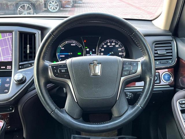 クラウンハイブリッド ロイヤルサルーン　禁煙車　純正ＨＤＤナビ　バックカメラ　クルーズコントロール　クリアランスソナー　シートヒーター　パワーシート　純正革巻ステアリング　ＨＩＤヘッドライト　純正１６インチアルミホイール　ＥＴＣ（11枚目）