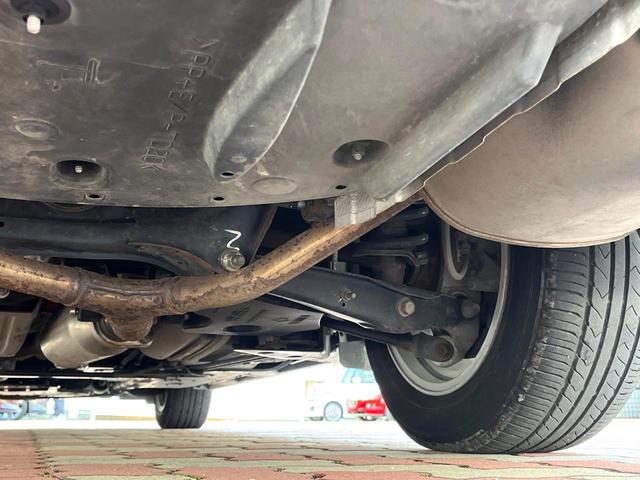 クラウンハイブリッド ロイヤルサルーン　禁煙車　純正ＨＤＤナビ　バックカメラ　クルーズコントロール　クリアランスソナー　シートヒーター　パワーシート　純正革巻ステアリング　ＨＩＤヘッドライト　純正１６インチアルミホイール　ＥＴＣ（22枚目）