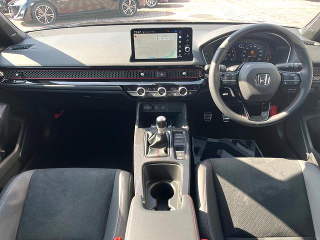 シビック ＲＳ　６ＭＴ　ホンダセンシング　フルＬＥＤヘッドライト　１８インチＲＡＹＳアルミ　９インチＢＯＳＥプレミアムサウンド付ホンダコネクト　アップルカープレイ対応　レーダークルコン　ワンオーナー　禁煙車（2枚目）